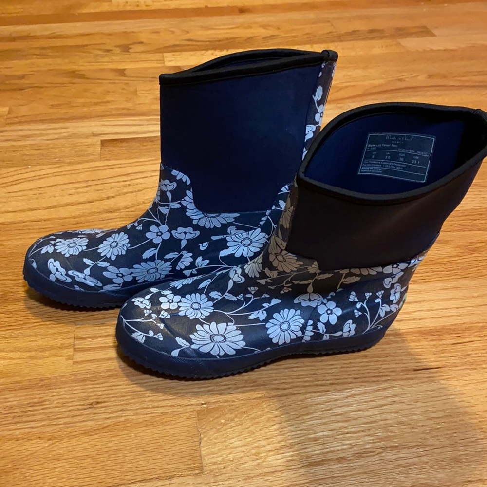 Gardening boots in navy